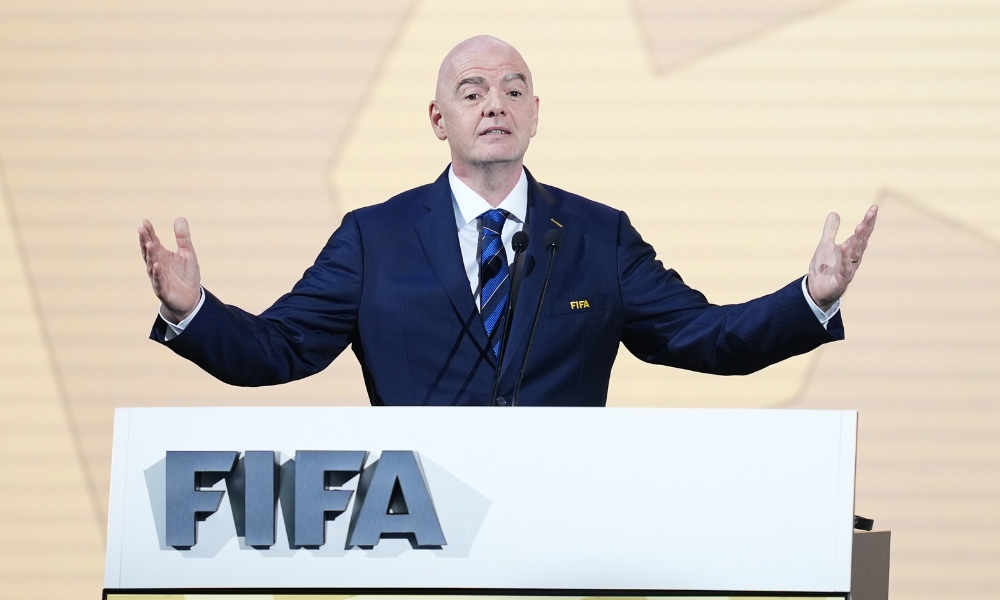 曼联4-1击败狼队，升至英超第六；米兰3-2战胜都灵，登顶积分榜。